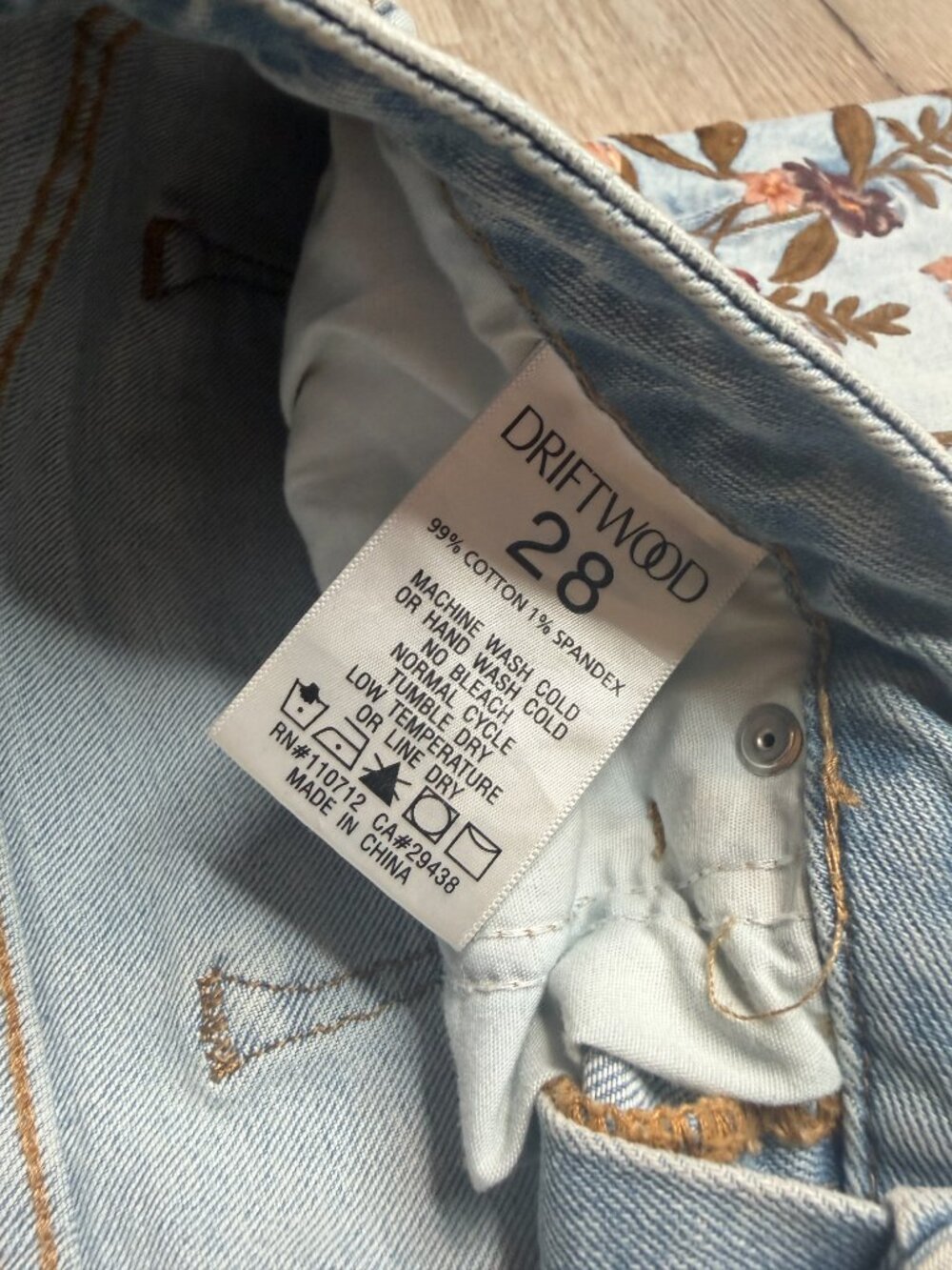 Driftwood Farrah Floral Embroidered Flare Jeans Light Wash 28 - Picture 5 of 6